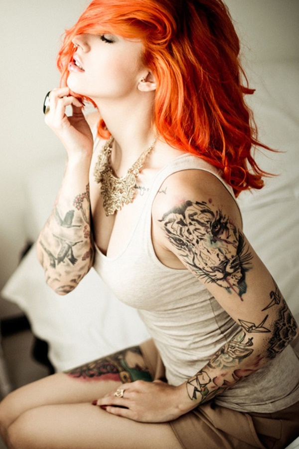 Рыжеволосая бестия с татуировками на теле порно фото