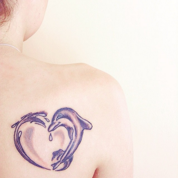 Diseños e ideas de tatuajes de delfines para niñas.